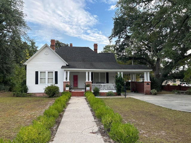 view of front of property with a front lawn and covered porch