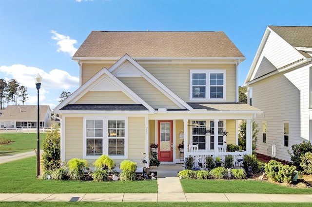 view of front of property featuring a porch and a front yard