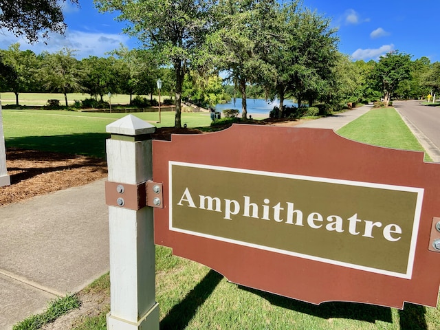 community / neighborhood sign featuring a lawn