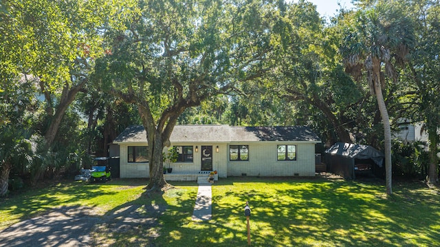 single story home with a front lawn