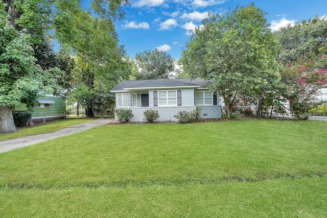 view of front of house featuring a front lawn