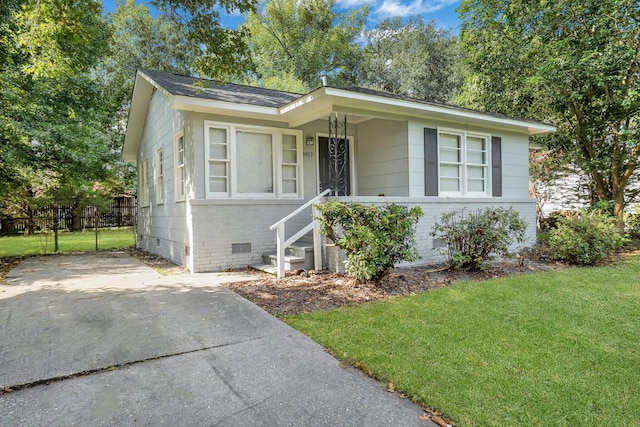 single story home featuring a front lawn