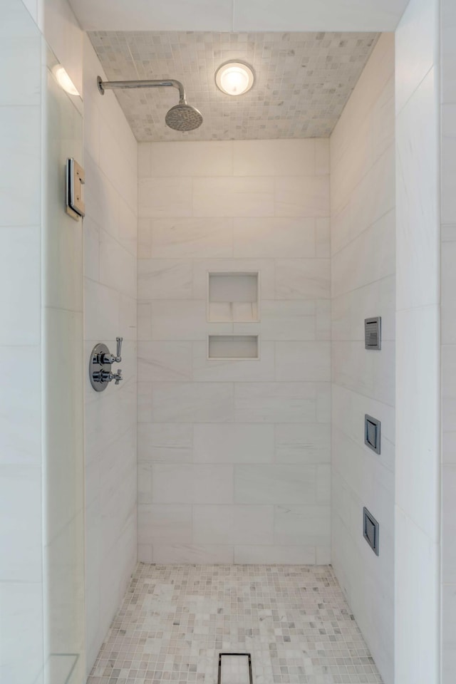 full bathroom featuring a tile shower