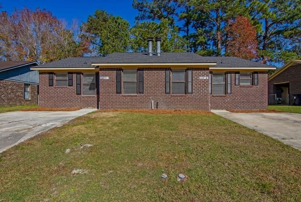 view of front of home featuring a front yard