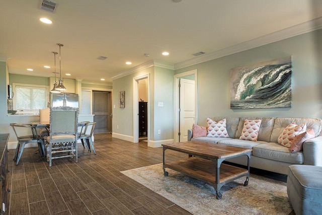 living area featuring dark wood-style flooring, recessed lighting, visible vents, and baseboards