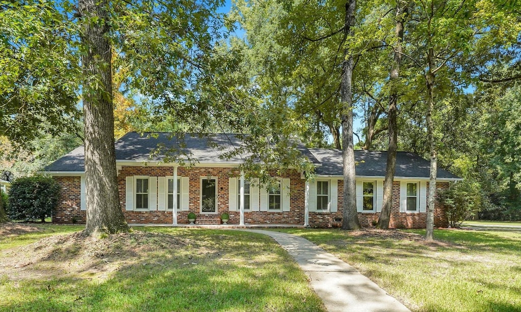 ranch-style house featuring a front lawn