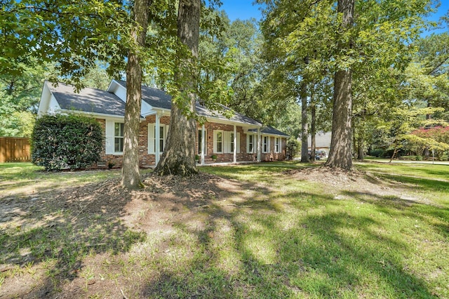 view of front of home featuring a front lawn