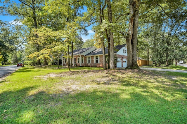 view of front facade featuring a front yard