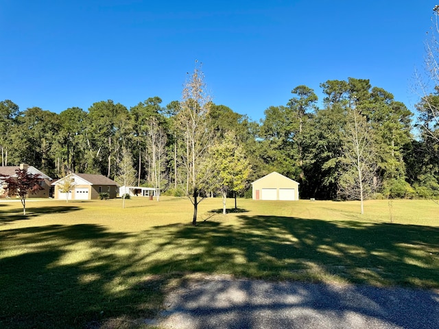 view of yard featuring an outdoor structure