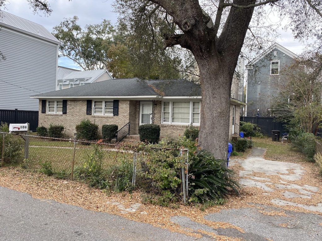 view of front of property