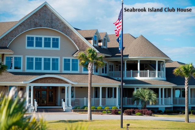 view of front of property with a front yard and a porch