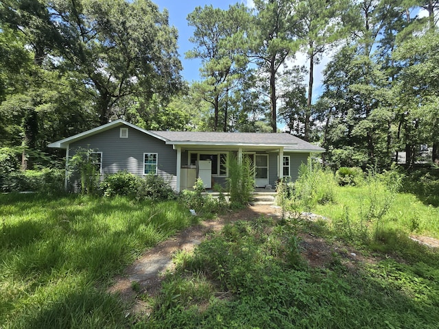 single story home with a porch