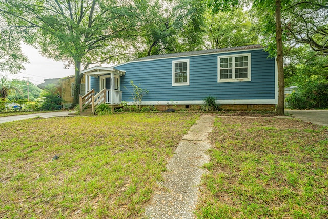 view of front of property featuring a front lawn