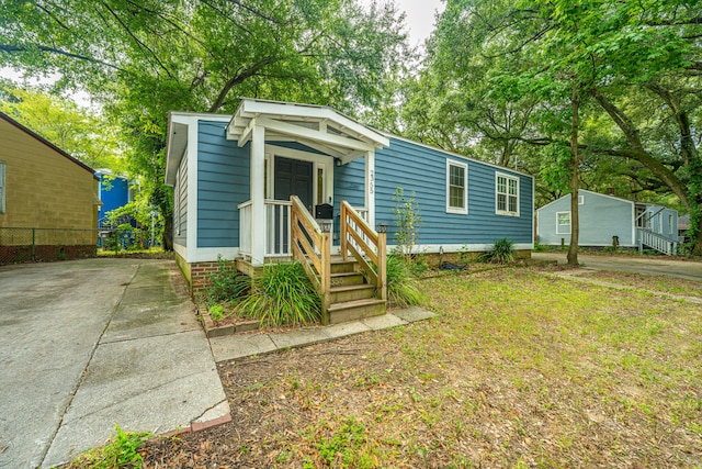 view of front of property with a front yard