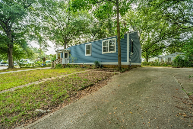 view of front of house featuring a front lawn