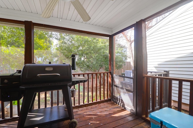 sunroom with ceiling fan