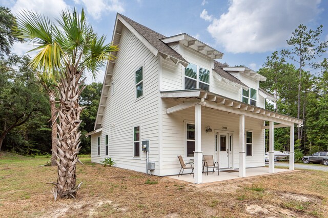 view of front facade with a front yard and a porch