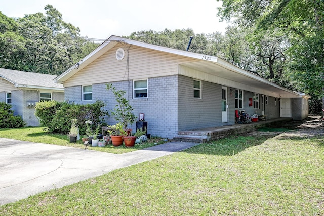 view of front facade featuring a front lawn, brick siding, and a porch