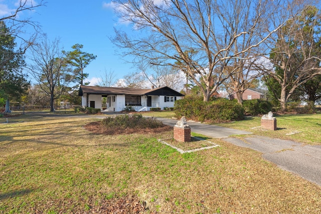 ranch-style house featuring a front yard