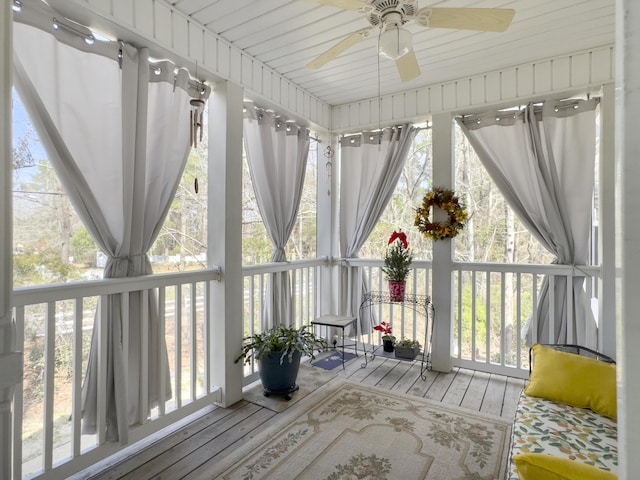 sunroom / solarium featuring a ceiling fan