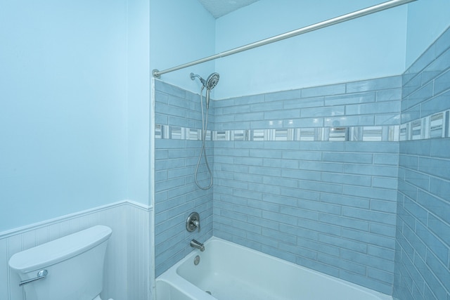 bathroom with tiled shower / bath and toilet