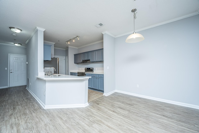 kitchen with kitchen peninsula, stainless steel appliances, sink, crown molding, and light hardwood / wood-style floors