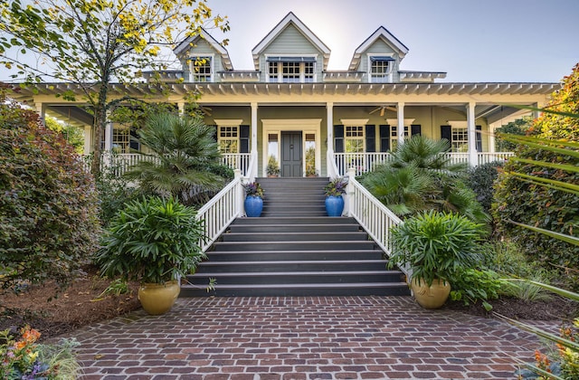 view of front of property featuring a porch