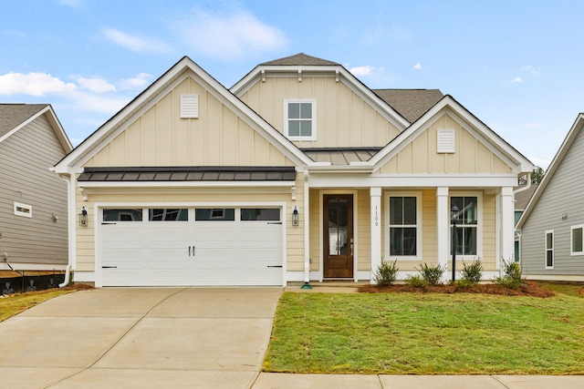 craftsman inspired home featuring a front lawn