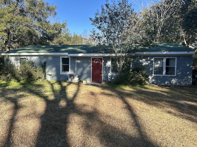 ranch-style home with a front lawn