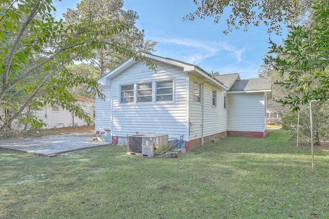 exterior space featuring cooling unit, crawl space, and a yard