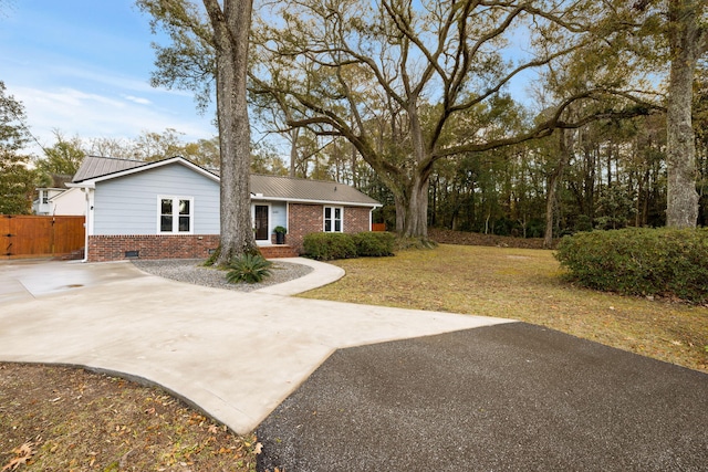 view of front facade with a front lawn