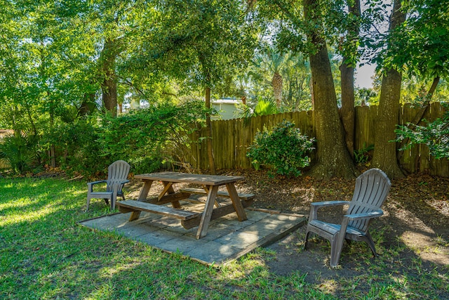 view of yard featuring a patio area