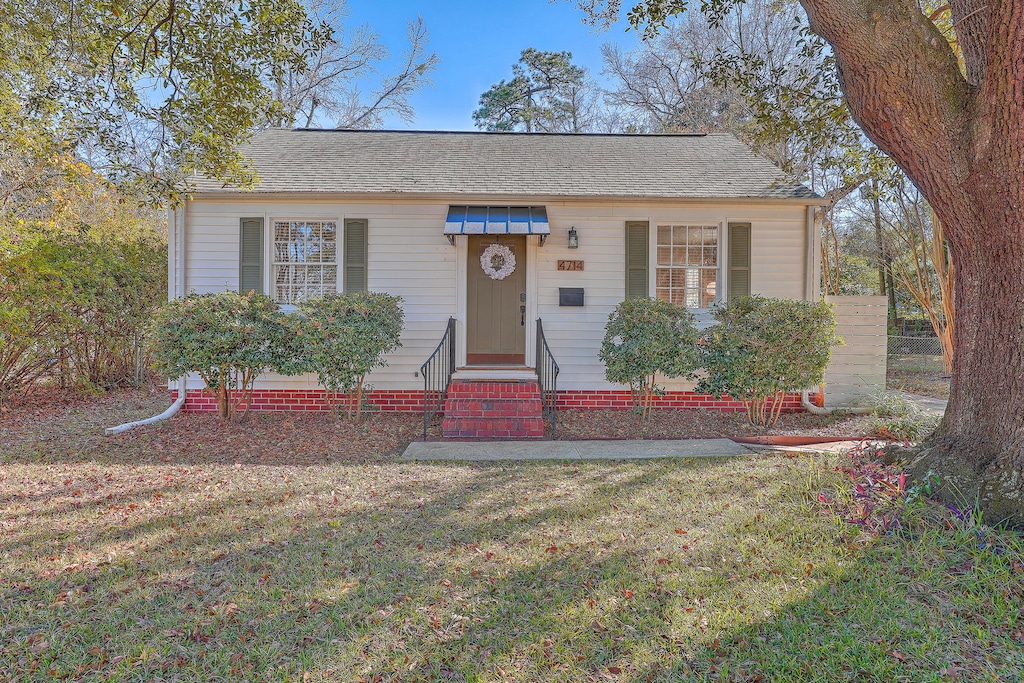 view of front of house with a front lawn