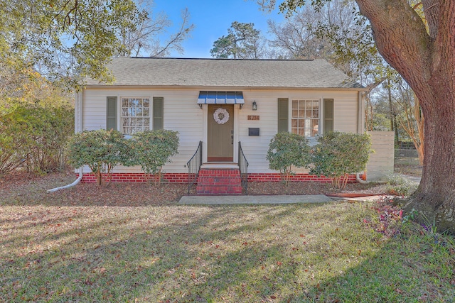 view of front of house with a front lawn