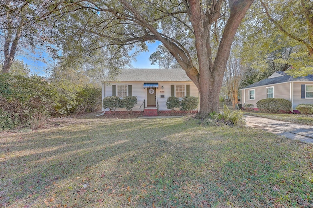 ranch-style home with a front yard