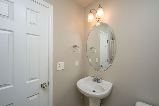 bathroom featuring a sink