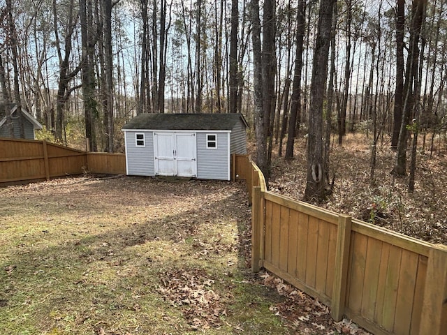 view of yard featuring a storage shed