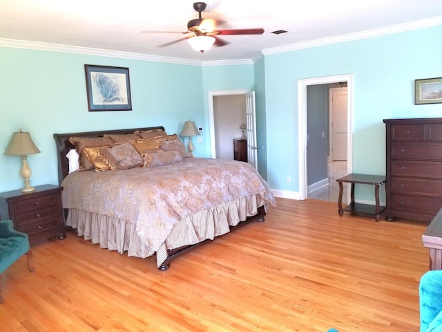 bedroom featuring crown molding, light hardwood / wood-style floors, and ceiling fan