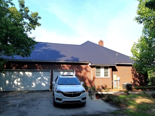 view of front facade featuring a garage