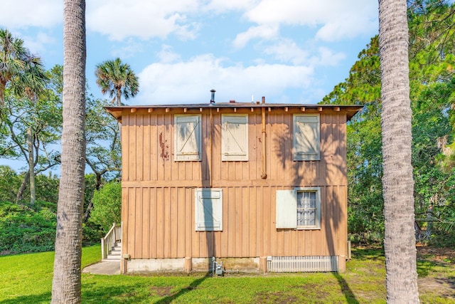 view of side of property featuring a lawn