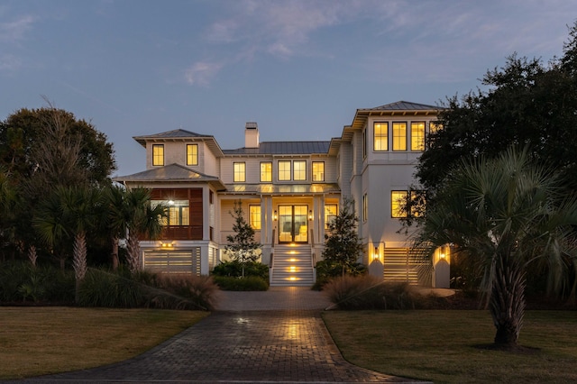 view of front facade featuring a lawn