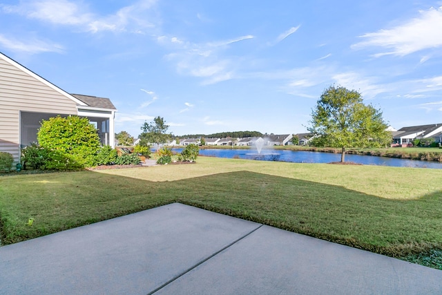 view of yard featuring a water view