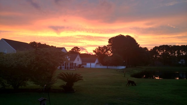 view of yard at dusk