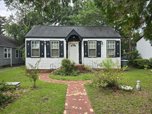 view of front of home featuring a front lawn