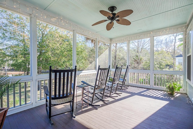 sunroom / solarium featuring a ceiling fan