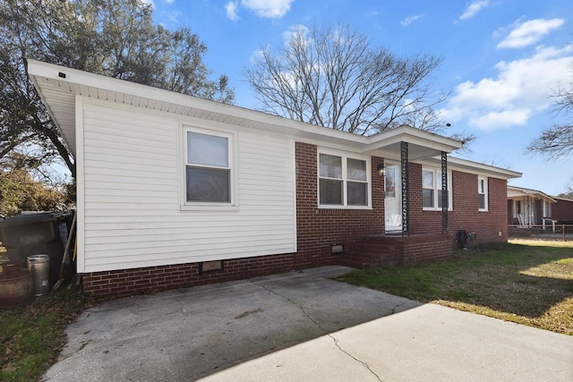 view of front facade with crawl space and a front lawn