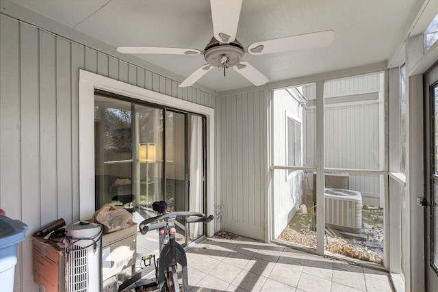 sunroom featuring a ceiling fan