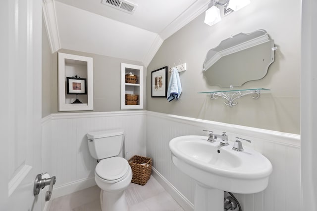 4940 Lambs Rd, North Charleston, SC 29418 - half bath featuring wainscoting and ornamental molding