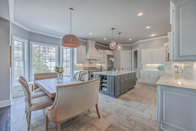 dining space featuring baseboards, recessed lighting, and crown molding