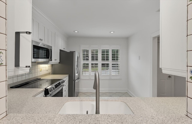 321 Lapwing Ln, Mount Pleasant, SC 29464 - kitchen with stainless steel appliances, a sink, backsplash, light countertops, and recessed lighting